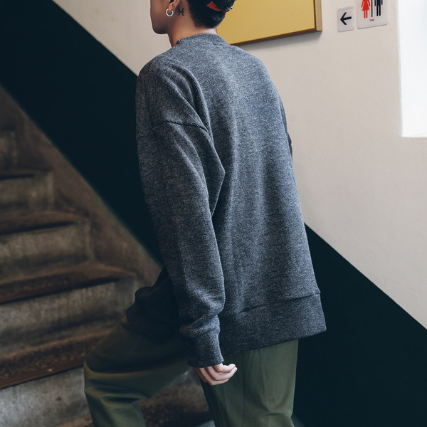 Πουλόβερ ανδρών σε ένα ευρύ σχήμα σχήματος O κολάρο