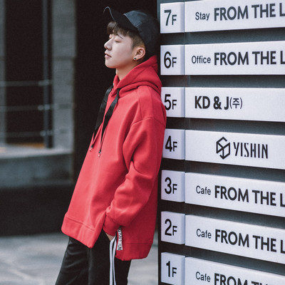 Αθλητικό μακρύ αρσενικό φούτερ με κουκούλα σε κόκκινο και μαύρο χρώμα