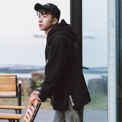 Αθλητικό μακρύ αρσενικό φούτερ με κουκούλα σε κόκκινο και μαύρο χρώμα