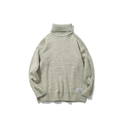 Ένας άνδρας πουλόβερ με ένα χαλαρό μισό γιακά και ένα μακρύ μανίκι