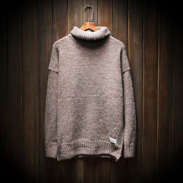 Ένας άνδρας πουλόβερ με ένα χαλαρό μισό γιακά και ένα μακρύ μανίκι