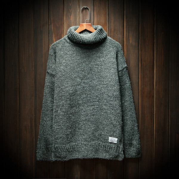 Ένας άνδρας πουλόβερ με ένα χαλαρό μισό γιακά και ένα μακρύ μανίκι