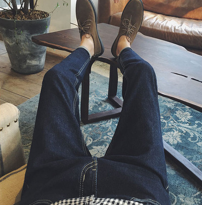 Casual άνδρες τζιν σε ένα απλό μοτίβο