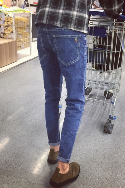 Casual άνδρες τζιν σε ένα απλό μοτίβο