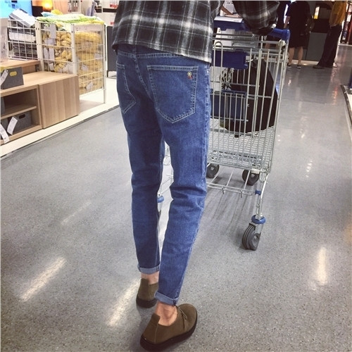 Casual άνδρες τζιν σε ένα απλό μοτίβο