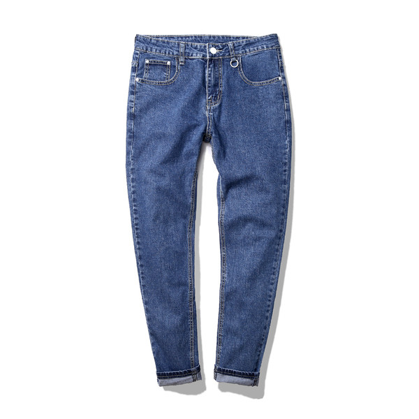 Casual άνδρες τζιν σε ένα απλό μοτίβο