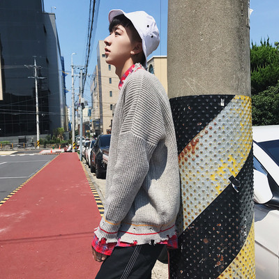 Πλεκτά μπλούζα σε ένα φαρδιά σχήμα κολάρου σχήματος V.