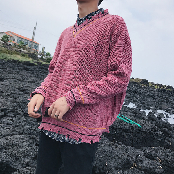 Πλεκτά μπλούζα σε ένα φαρδιά σχήμα κολάρου σχήματος V.