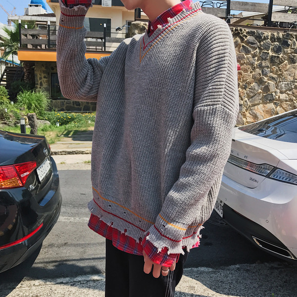 Πλεκτά μπλούζα σε ένα φαρδιά σχήμα κολάρου σχήματος V.