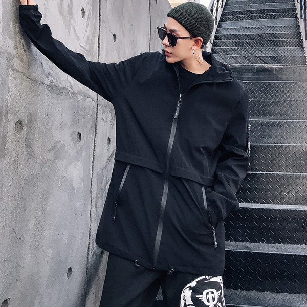 Αδιάβροχο μπουφάν ανδρών με ενδιαφέρουσα εκτύπωση πίσω και κουκούλα, μοντέλο hip-hop