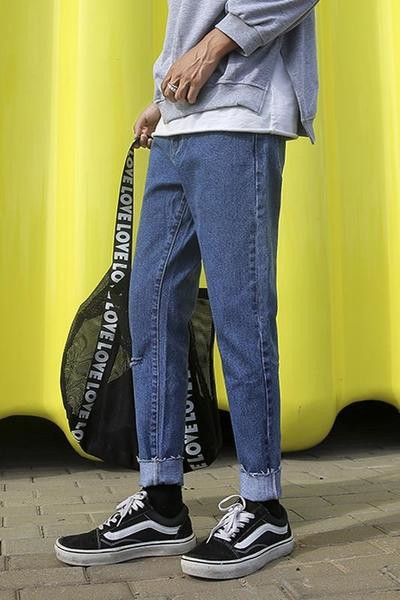 Ανδρικά τζιν με ενδιαφέρον στρίφωμα, ελαφρώς σχισμένα