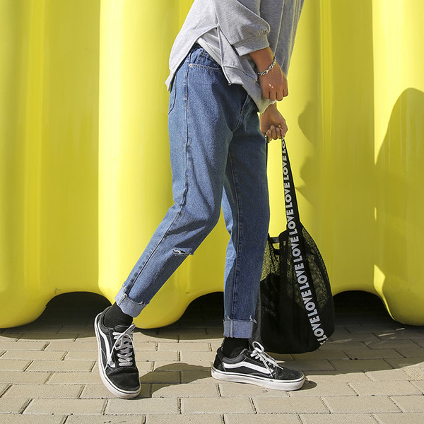 Ανδρικά τζιν με ενδιαφέρον στρίφωμα, ελαφρώς σχισμένα