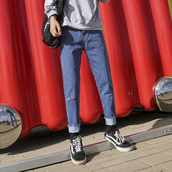 Ανδρικά τζιν με ενδιαφέρον στρίφωμα, ελαφρώς σχισμένα