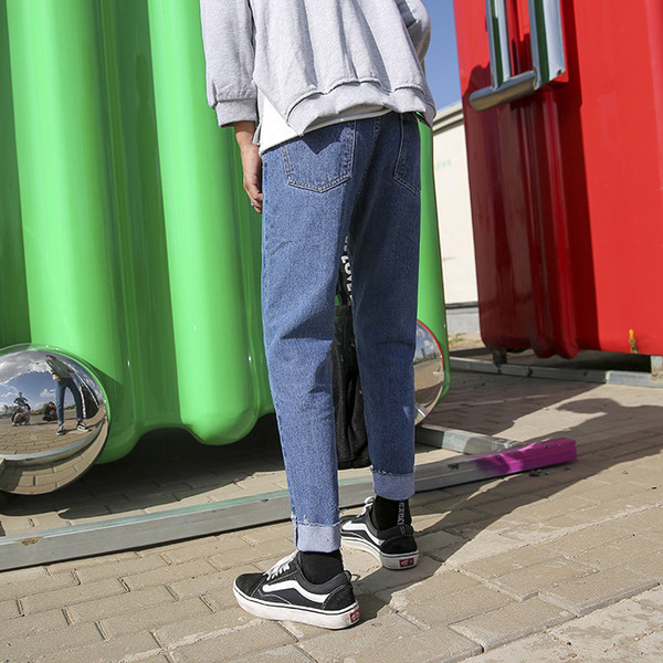 Ανδρικά τζιν με ενδιαφέρον στρίφωμα, ελαφρώς σχισμένα