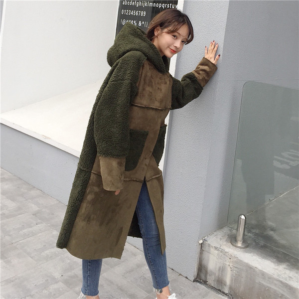 Μακρύ μάλλινο παλτό με βαθιές τσέπες και κουκούλα