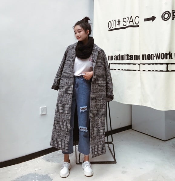 Πολύ μακρύ γυναικείο παλτό σε μια ενδιαφέρουσα δεξιά