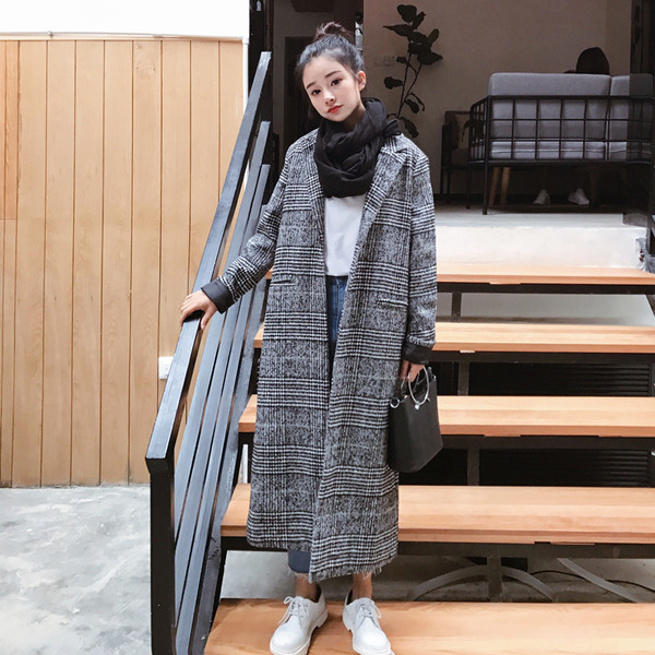 Πολύ μακρύ γυναικείο παλτό σε μια ενδιαφέρουσα δεξιά