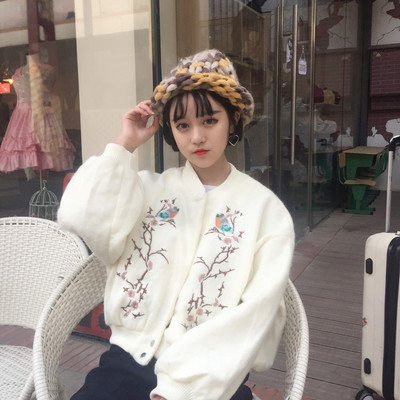 Σύντομο σακάκι κυρίες σε ευρύ μοτίβο με κεντήματα