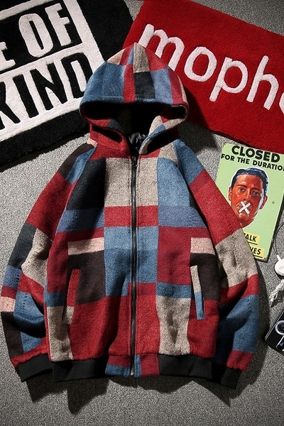 Καθημερινά πολύ άνετα και ζεστά πουλόβερ ατόμων με φερμουάρ και κουκούλα με έγχρωμες γεωμετρικές μορφές