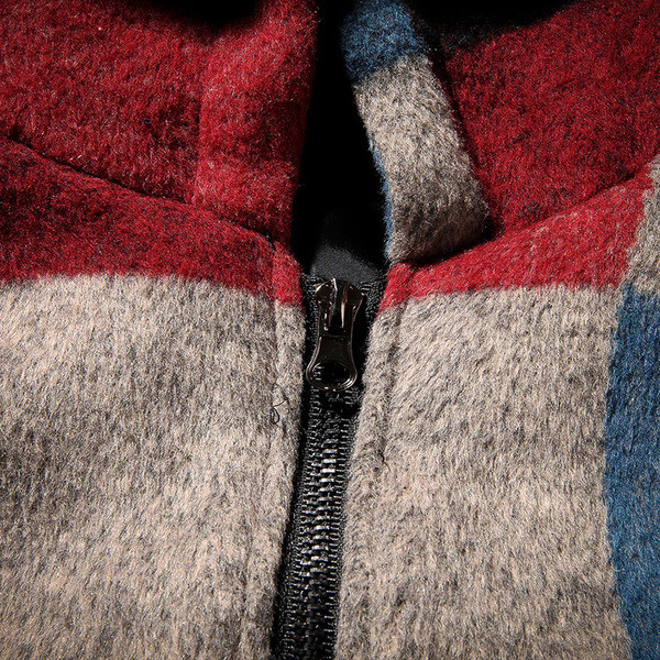 Καθημερινά πολύ άνετα και ζεστά πουλόβερ ατόμων με φερμουάρ και κουκούλα με έγχρωμες γεωμετρικές μορφές