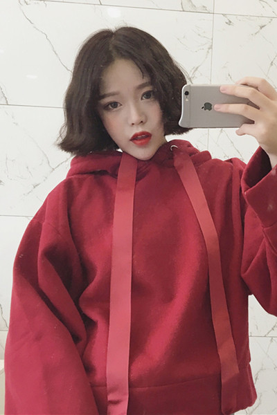 Αθλητική γυναικεία μπλούζα σε ένα ευρύ κουκούλα μοτίβο