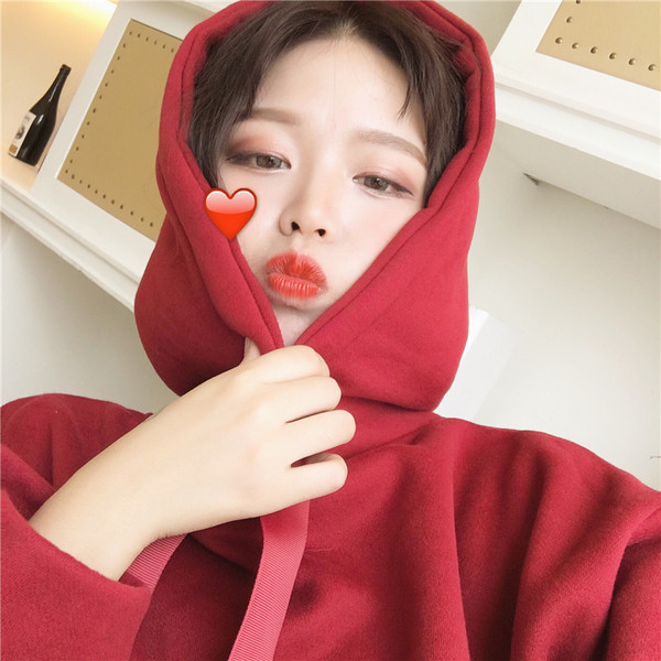 Αθλητική γυναικεία μπλούζα σε ένα ευρύ κουκούλα μοτίβο