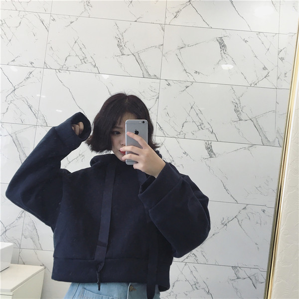 Αθλητική γυναικεία μπλούζα σε ένα ευρύ κουκούλα μοτίβο