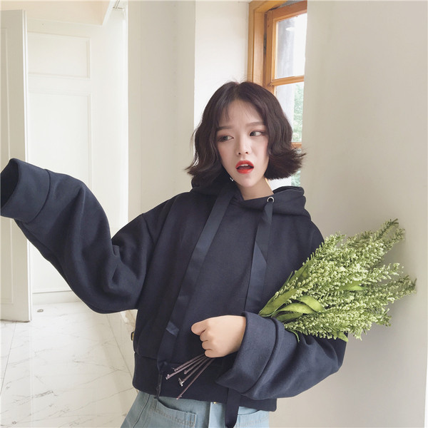 Αθλητική γυναικεία μπλούζα σε ένα ευρύ κουκούλα μοτίβο