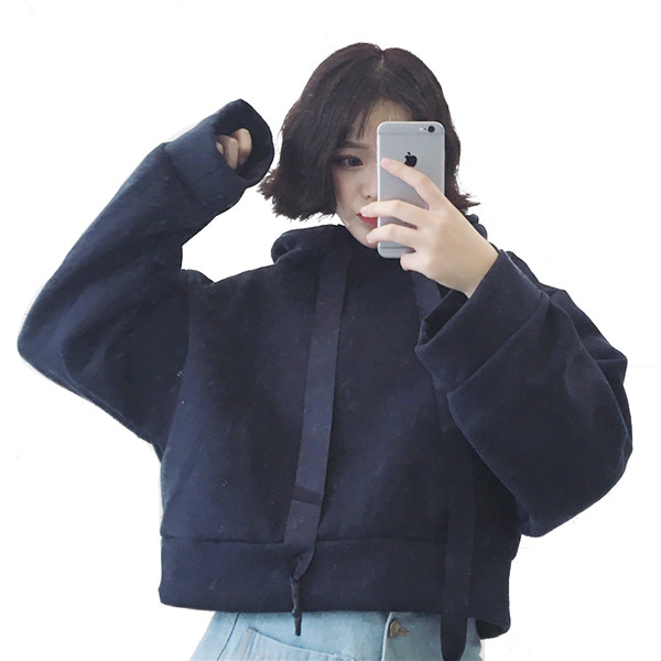 Αθλητική γυναικεία μπλούζα σε ένα ευρύ κουκούλα μοτίβο