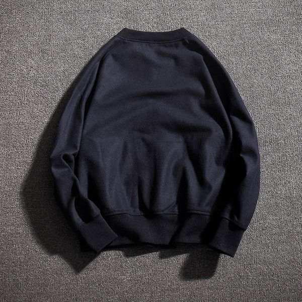 Ένα μεγάλο μπουφάν μπέιζμπολ ανδρών με κολάρο σε σχήμα O και μεγάλες τσέπες