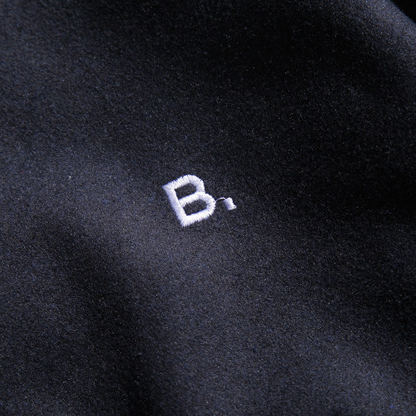 Ένα μεγάλο μπουφάν μπέιζμπολ ανδρών με κολάρο σε σχήμα O και μεγάλες τσέπες