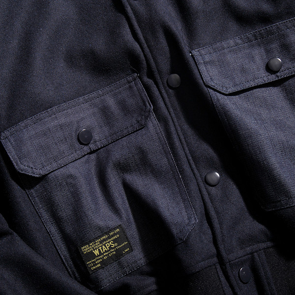 Ένα μεγάλο μπουφάν μπέιζμπολ ανδρών με κολάρο σε σχήμα O και μεγάλες τσέπες