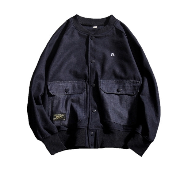 Ένα μεγάλο μπουφάν μπέιζμπολ ανδρών με κολάρο σε σχήμα O και μεγάλες τσέπες