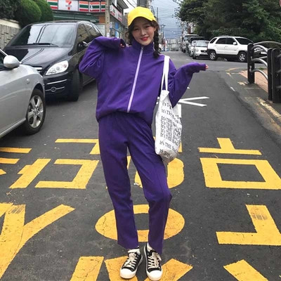 Σύγχρονη γυναικεία αθλητική ομάδα σε μοβ χρώμα