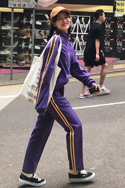 Σύγχρονη γυναικεία αθλητική ομάδα σε μοβ χρώμα