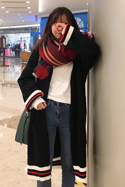 Μακρύ γυναικείο γιλέκο φθινοπώρου σε μαύρο χρώμα