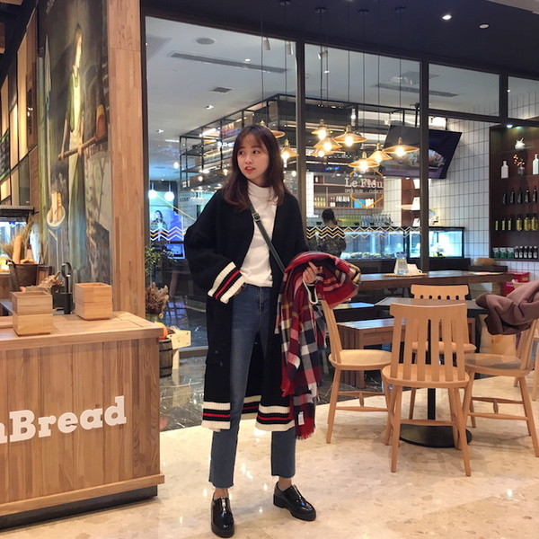 Μακρύ γυναικείο γιλέκο φθινοπώρου σε μαύρο χρώμα