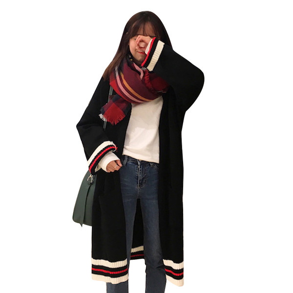 Μακρύ γυναικείο γιλέκο φθινοπώρου σε μαύρο χρώμα