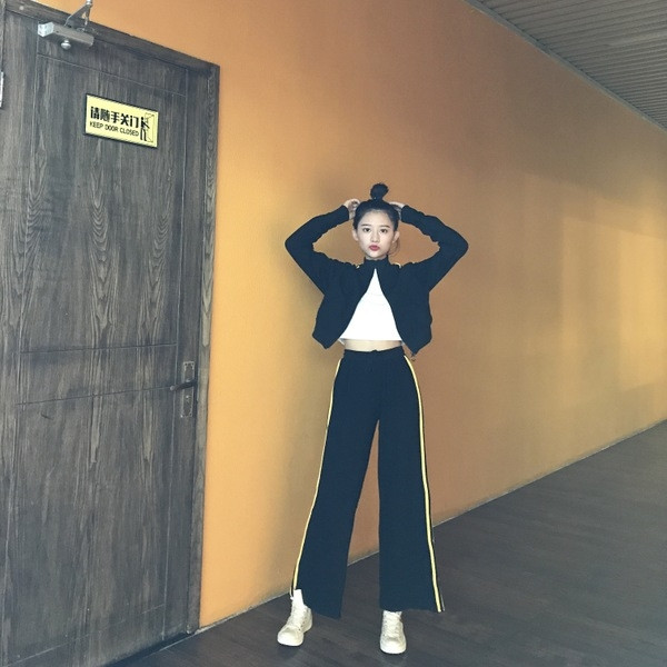 Σύγχρονη ομάδα σπορ κυρίες με πλεκτά παντελόνια