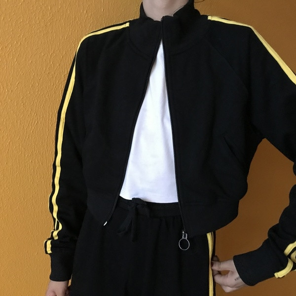 Σύγχρονη ομάδα σπορ κυρίες με πλεκτά παντελόνια