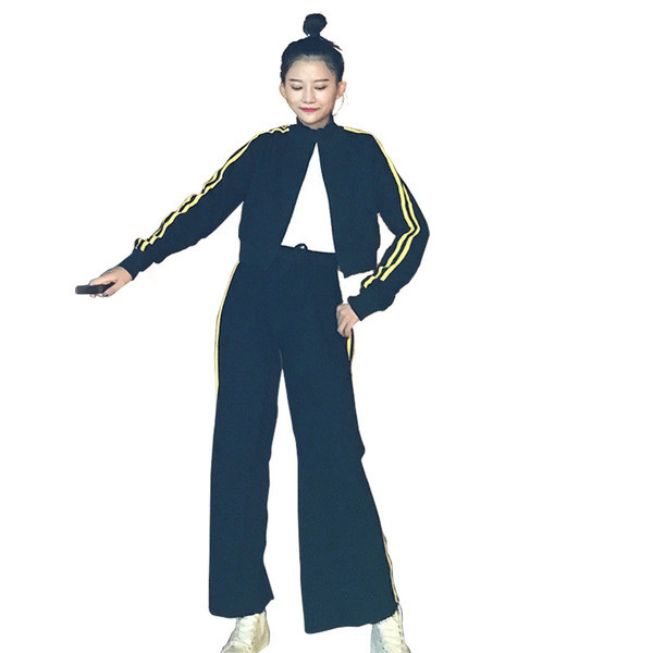 Σύγχρονη ομάδα σπορ κυρίες με πλεκτά παντελόνια