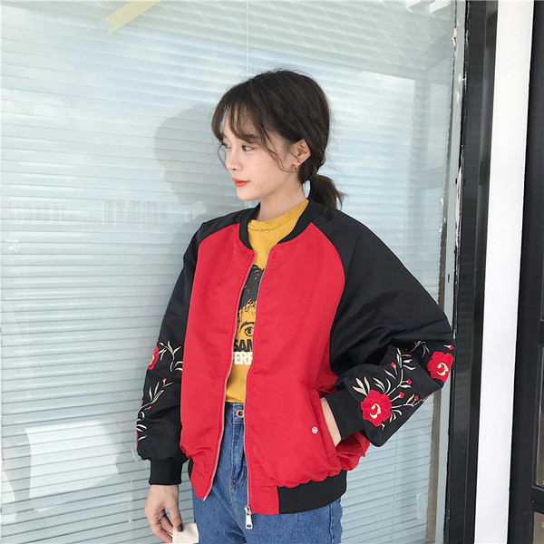 Γυναικείο σακάκι βομβιστής με κεντήματα στα μανίκια