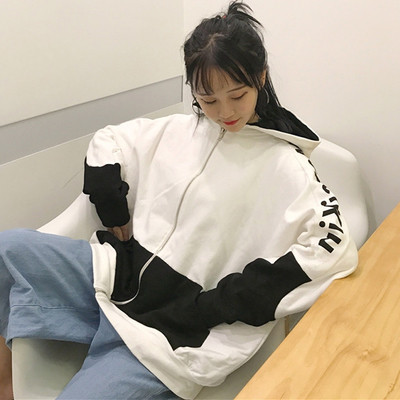 Γυναικεία αθλητική μπλούζα με φαρδιές τσέπες και κουκούλα