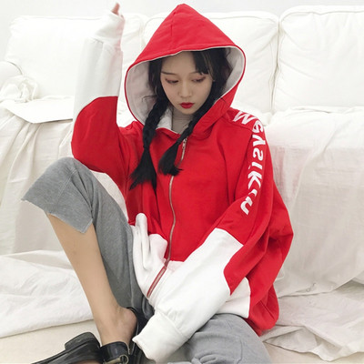 Γυναικεία αθλητική μπλούζα με φαρδιές τσέπες και κουκούλα