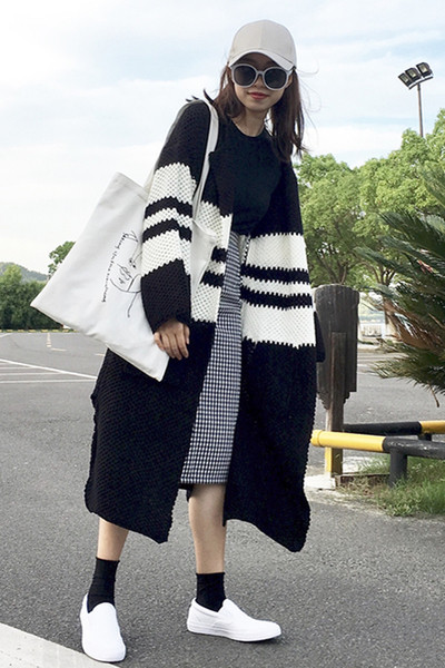 Το γιλέκο της μεγάλης κυρίας από το πλέξιμο σε ένα χρώμα