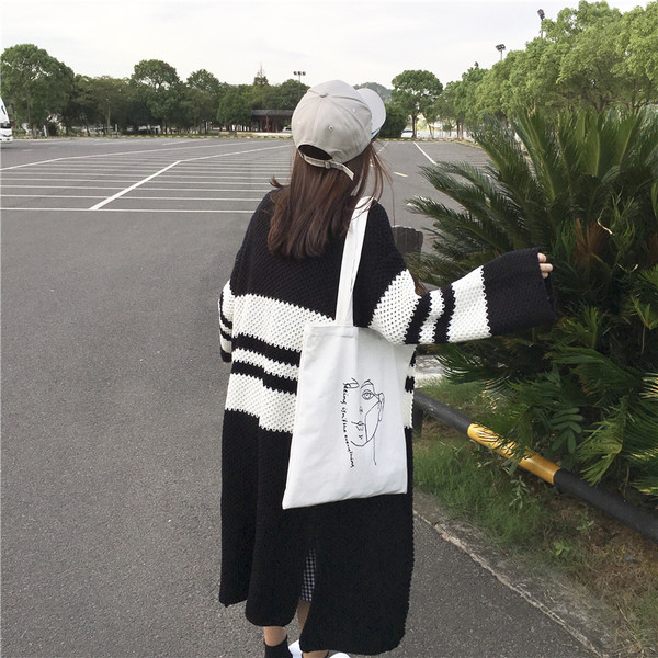 Το γιλέκο της μεγάλης κυρίας από το πλέξιμο σε ένα χρώμα