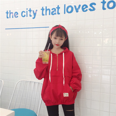 Ενδιαφέρουσες γυναίκες πουλόβερ ευρύτερο σχέδιο σε μαύρο και κόκκινο