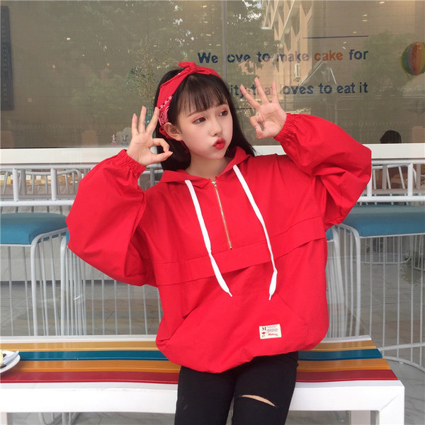 Ενδιαφέρουσες γυναίκες πουλόβερ ευρύτερο σχέδιο σε μαύρο και κόκκινο