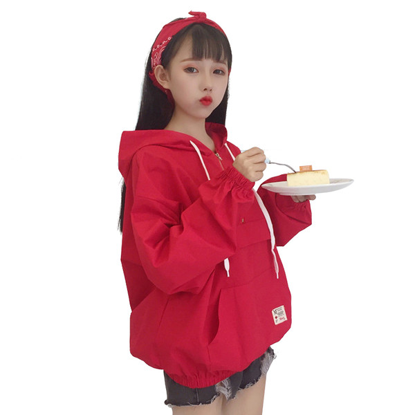 Ενδιαφέρουσες γυναίκες πουλόβερ ευρύτερο σχέδιο σε μαύρο και κόκκινο