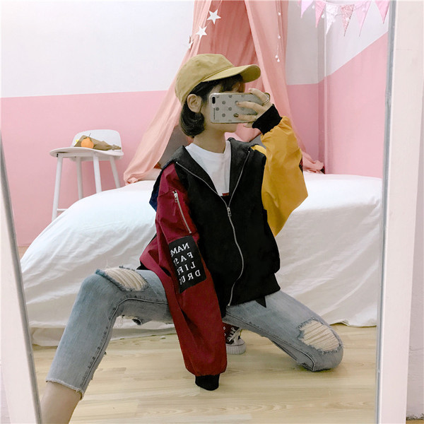 Дамско интересно яке в широк модел с цветни ръкави